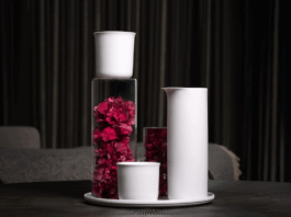 Carafe and tumblers SU: Minimalist form, maximum presence
